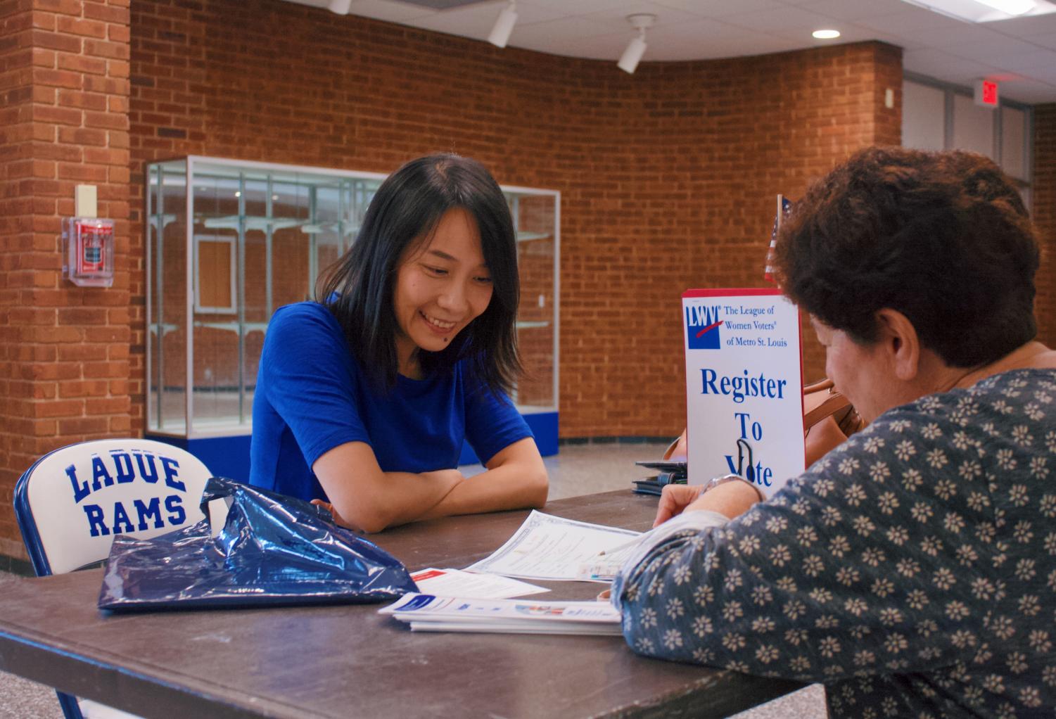 Ladue High School Hosts Naturalization Ceremony