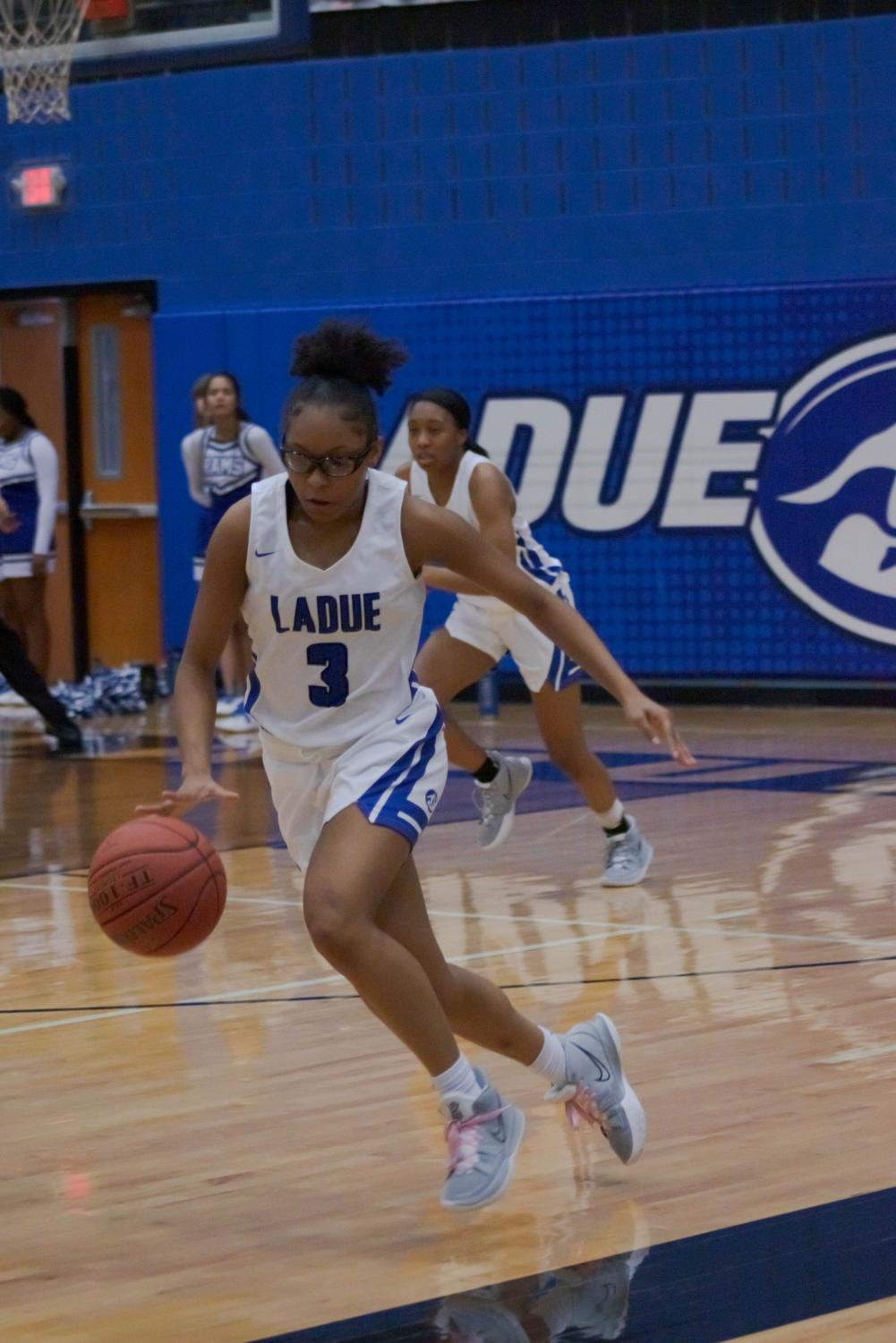 Girls basketball team falls to Visitation Academy Jan. 26