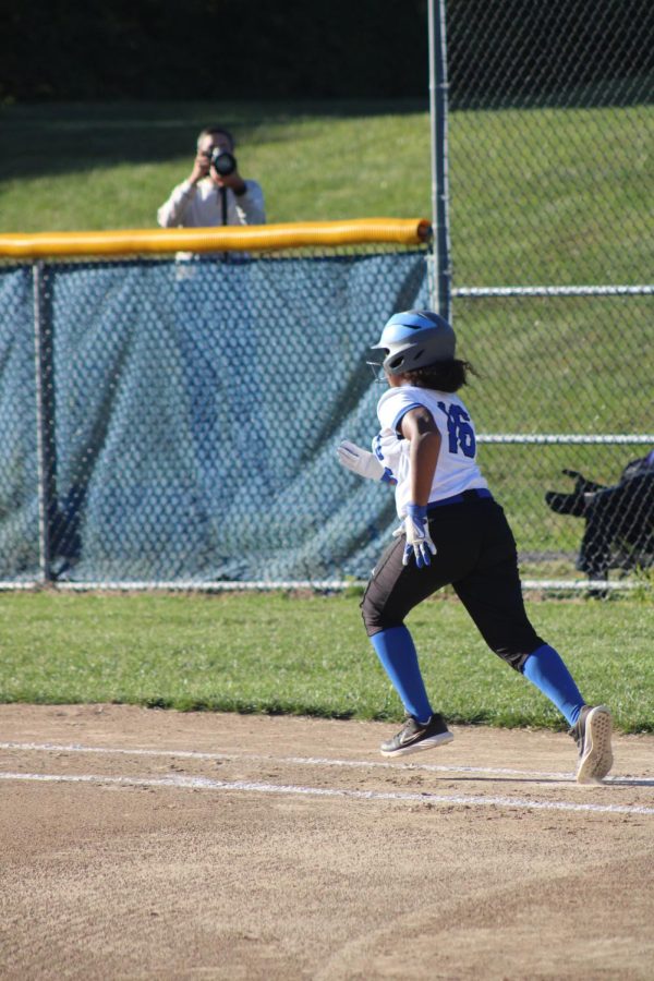 The Varsity girls softball team faced off against Jennings on Wednesday, Sept. 28 at Ladue, and earned at 16-1 win. “Cheering on the seniors, while also feeling completely terrified of the upcoming years being without them was a variety of emotions. It’s also just so fun playing with them and being able to cheer them on and personally I think that’s really what matters the most, just being in the moment of it all.” Freshman Lucy Dempsey said.