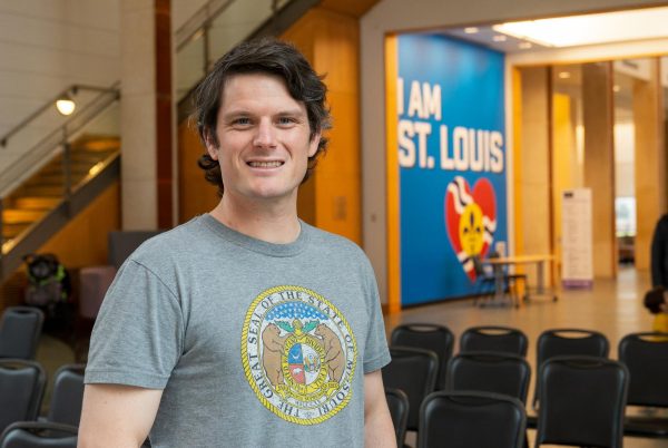 Social studies teacher
Conner Katsev stands
in the entrance of
the Missouri History
Museum April 5. He has
been training on how
to lead his own tours
through St. Louis.
“If the tour group is
really excited about one
topic, give them a couple
extra things about that,”
Katsev said. “If the group
doesn’t really care what
you’re putting down on
that topic, pivot.” (Photo
by Vincent Hsiao)