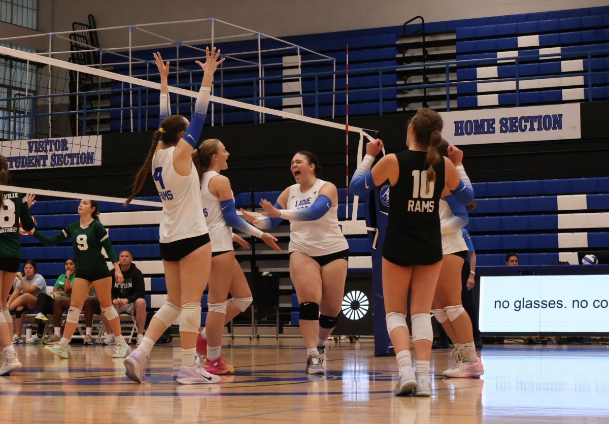 Girls Varsity Volleyball defeats Mehlville 3-2