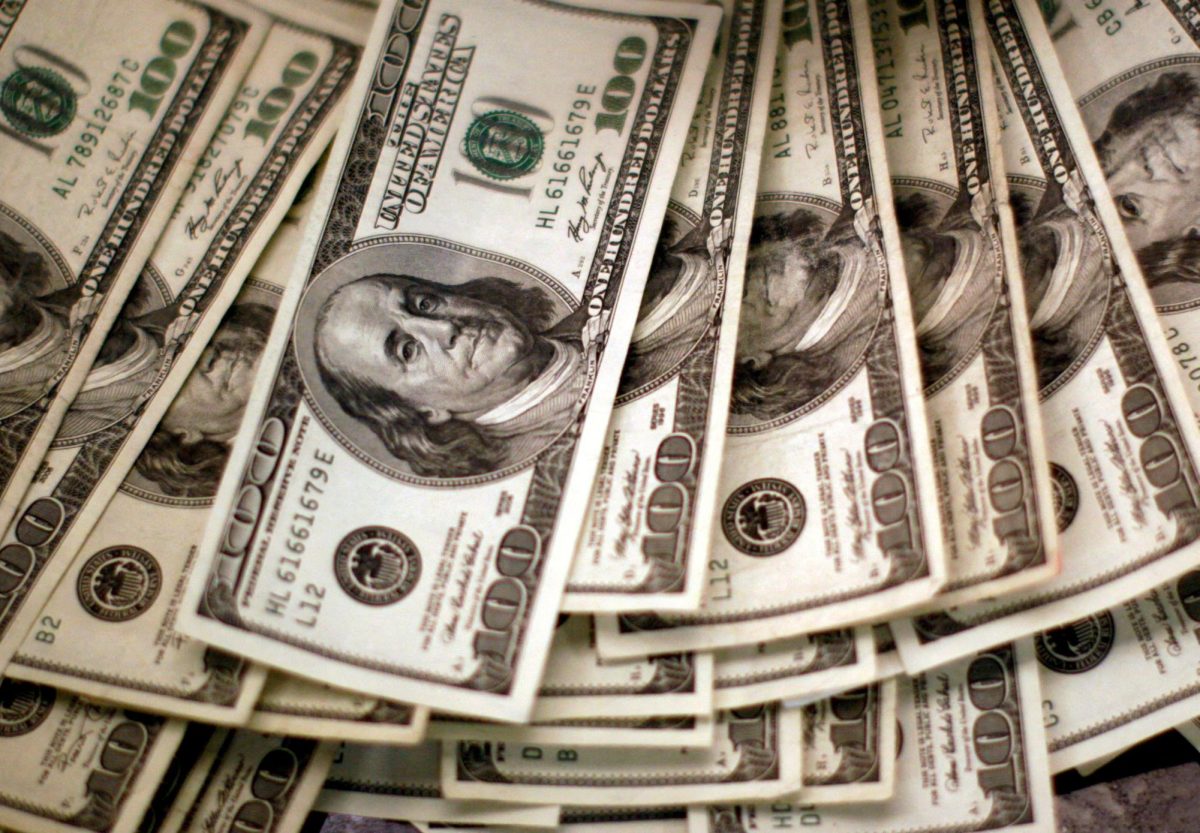 Four thousand U.S. dollars are counted out by a banker counting currency at a bank in Westminster, Colorado November 3, 2009. REUTERS/Rick Wilking