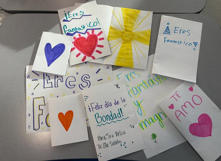 Caption: Members of Sociedad Hispánica de Amistad gather to make greeting cards. Thursday was World Kindness Day, so the club met to do their usual activity of making cards. “We usually do an activity like writing cards to teachers in Spanish or playing a game in Spanish,” Stockwell said.