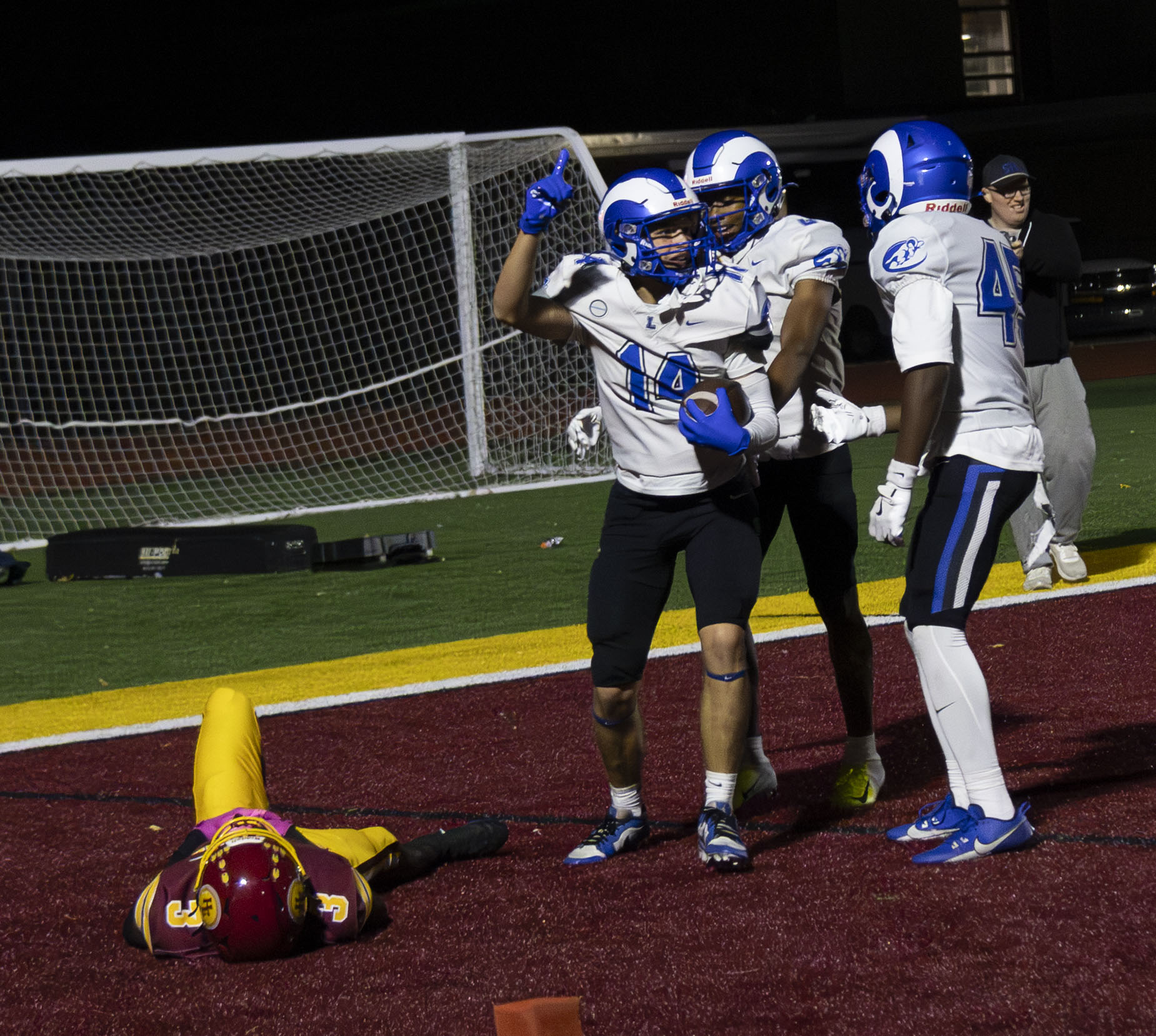 Ladue Football overcomes Hazelwood East with a comeback score of 21-19