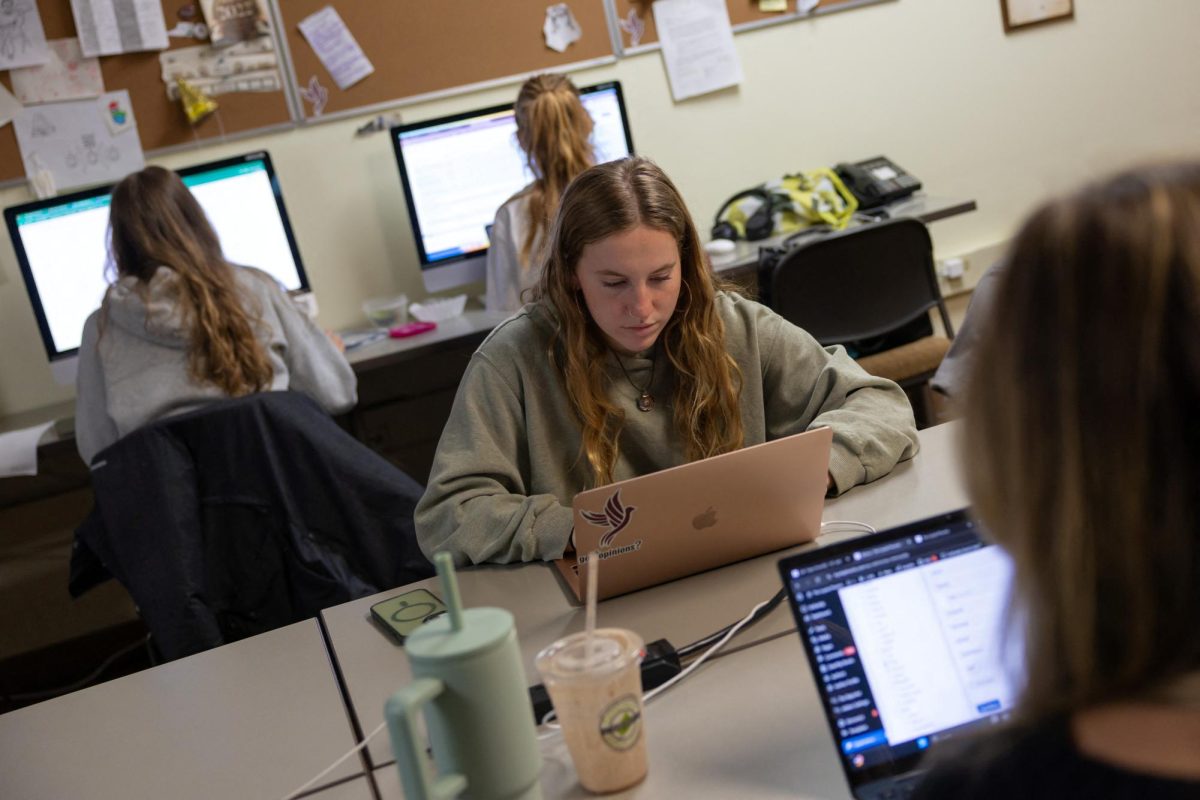 Julia Pentasuglio, a student at Loyola University and managing editor of The Loyola Phoenix newspaper, types on her laptop at the university newsroom in downtown Chicago, Illinois, U.S., November 11, 2025. REUTERS/Carlos Barria